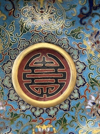 Een Chinese bloemvormige cloisonn&eacute; kom met drakendecor, Qianlong