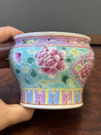 Deux bols en porcelaine de Chine famille rose pour le march&eacute; Straits ou Peranakan, 19&egrave;me