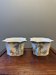 A pair of Chinese qianjiang cai jardinieres, signed Cha Yishun 查義順, 19/20th C.