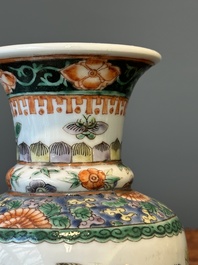 Vase de forme rouleau en porcelaine de Chine famille verte &agrave; d&eacute;cor de canard mandarin et lotus, 19&egrave;me