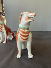 Paire de mod&egrave;les de chiens en porcelaine de Chine polychrome d'exportation, Qianlong