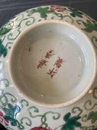 Une paire de bols en porcelaine de Chine famille rose et une assiette de style Dayazhai &agrave; d&eacute;cor de dragon, marque de Jiaqing, 19/20&egrave;me