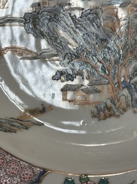 Belle assiette en porcelaine de Chine coquille d'oeuf au dos en rouge de rubis &agrave; d&eacute;cor de personnages dans un paysage lacustre, Yongzheng