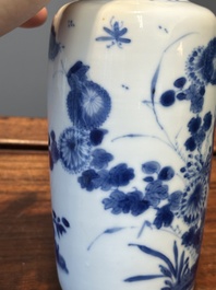 Vase de forme rouleau et un br&ucirc;le-parfum tripode en porcelaine de Chine en bleu et blanc, Kangxi