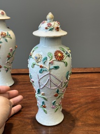 Une paire de vases couverts et une assiette en porcelaine de Chine famille rose &agrave; d&eacute;cor floral en relief, Yongzheng