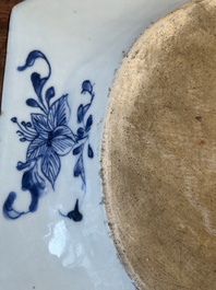 Een paar octagonale Chinese blauw-witte schotels en een paar famille rose schotels, Yongzheng