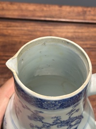 Deux verseuses couvertes en porcelaine de Chine en bleu et blanc &agrave; d&eacute;cor floral, Yongzheng/Qianlong