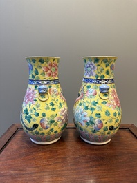 Paire de vases en porcelaine de Chine famille rose sur fond jaune pour le march&eacute; Straits ou Peranakan, 19&egrave;me