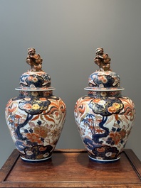 A pair of Japanese Imari covered vases, Edo, 18/19th C.