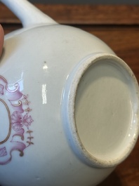 Service &agrave; th&eacute; de 28 pi&egrave;ces en porcelaine de Chine aux monogrammes couronn&eacute;s, Qianlong