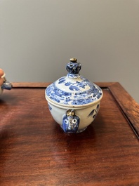 A pair Chinese blue and white sauce boats and a pair of tureens and covers, Qianlong