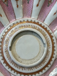 Paire de supports de trembleuse ou 'mancerina' en porcelaine de Chine famille rose pour le march&eacute; espagnol ou mexicain, Qianlong