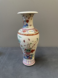 Un petit vase en porcelaine de Chine famille rose &agrave; d&eacute;cor de neuf p&ecirc;ches et un vase &agrave; d&eacute;cor des antiquit&eacute;s, 19&egrave;me