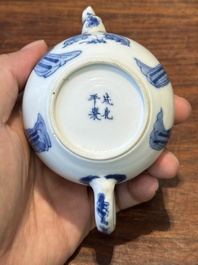 Een Chinese blauw-witte 'Lange Lijzen' theepot met deksel, Chenghua merk, Kangxi