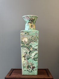 Grand vase de forme carr&eacute;e en biscuit &eacute;maill&eacute; vert &agrave; d&eacute;cor du roman 'Les Trois Royaumes', Chine, 19&egrave;me