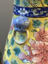 Een paar Chinese famille rose 'hu' vazen met gele fondkleur voor de Straits of Peranakan markt, 19e eeuw