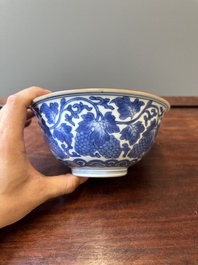 Bol en porcelaine de Chine en bleu et blanc &agrave; d&eacute;cor de raisins, marque de Jiajing, Shunzhi/Kangxi