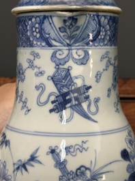 Deux verseuses couvertes en porcelaine de Chine en bleu et blanc &agrave; d&eacute;cor floral, Yongzheng/Qianlong