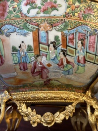 Deux bols en porcelaine de Chine famille rose de Canton aux montures en bronze dor&eacute;, 19&egrave;me