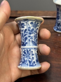 Twee Chinese blauw-witte stem cups en vier gu vazen, Kangxi