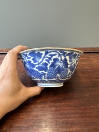 Bol en porcelaine de Chine en bleu et blanc &agrave; d&eacute;cor de raisins, marque de Jiajing, Shunzhi/Kangxi