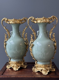 Paire de vases en porcelaine de Chine &agrave; d&eacute;cor de ph&eacute;nix en bleu et blanc sur fond c&eacute;ladon aux montures en bronze dor&eacute;, 19&egrave;me