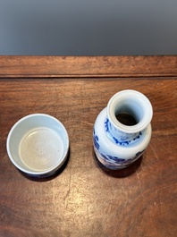 Vase de forme rouleau et un br&ucirc;le-parfum tripode en porcelaine de Chine en bleu et blanc, Kangxi