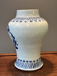 Rare vase en porcelaine de Chine en bleu et blanc &agrave; d&eacute;cor floral, Kangxi