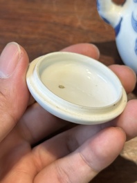 Een Chinese blauw-witte 'Lange Lijzen' theepot met deksel, Chenghua merk, Kangxi