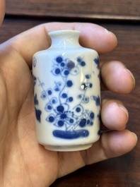 Dix vases et tabati&egrave;res en porcelaine de Chine en bleu et blanc, 19&egrave;me