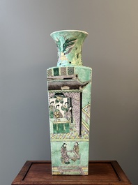 Grand vase de forme carr&eacute;e en biscuit &eacute;maill&eacute; vert &agrave; d&eacute;cor du roman 'Les Trois Royaumes', Chine, 19&egrave;me