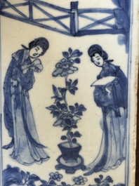 Bouteille de forme carr&eacute;e en porcelaine de Chine en bleu et blanc &agrave; d&eacute;cor des 'Longues Dames' et un bol couvert, Kangxi
