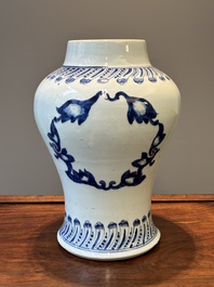 Rare vase en porcelaine de Chine en bleu et blanc &agrave; d&eacute;cor floral, Kangxi