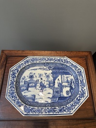 Une paire de plats de forme octogonale en porcelaine de Chine en bleu et blanc &agrave; d&eacute;cor de 'Xi Xiang Ji' et une paire de plats famille rose, Yongzheng