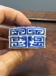 Four Chinese blue and white vases and a box with cover, all marked, 18/19th C.