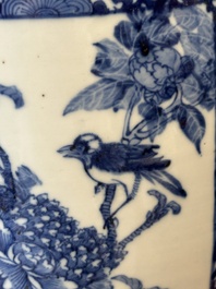 Une paire de pots et un vase en porcelaine de Chine en bleu et blanc, marque de Kangxi, 19&egrave;me