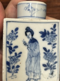 Bo&icirc;te &agrave; th&eacute; couverte de forme rectangulaire en porcelaine de Chine en bleu et blanc &agrave; d&eacute;cor des 'Longues Dames', Kangxi