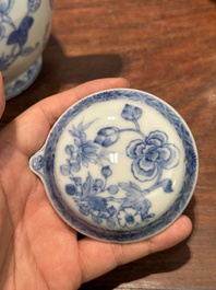 Deux verseuses couvertes en porcelaine de Chine en bleu et blanc &agrave; d&eacute;cor floral, Yongzheng/Qianlong
