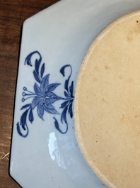 Une paire de plats de forme octogonale en porcelaine de Chine en bleu et blanc &agrave; d&eacute;cor de 'Xi Xiang Ji' et une paire de plats famille rose, Yongzheng