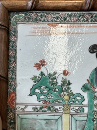 Een rechthoekige Chinese famille verte plaquette in een imitatiebamboe houten kader, Kangxi