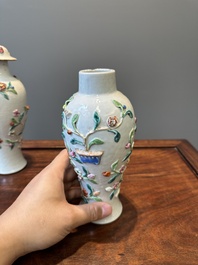 Une paire de vases couverts et une assiette en porcelaine de Chine famille rose &agrave; d&eacute;cor floral en relief, Yongzheng