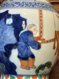 Vase en porcelaine de Chine wucai &agrave; d&eacute;cor figuratif et calligraphie, 19&egrave;me