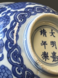 Bol en porcelaine de Chine en bleu et blanc &agrave; d&eacute;cor de raisins, marque de Jiajing, Shunzhi/Kangxi