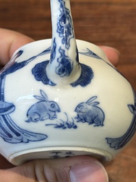 Een Chinese blauw-witte 'Lange Lijzen' theepot met deksel, Chenghua merk, Kangxi