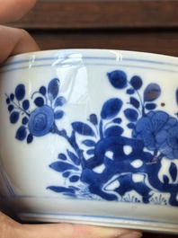 Bouteille de forme carr&eacute;e en porcelaine de Chine en bleu et blanc &agrave; d&eacute;cor des 'Longues Dames' et un bol couvert, Kangxi