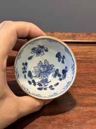 Een gevarieerde verzameling van 45 stukken Chinees porselein, Kangxi en later