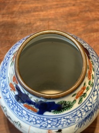 Vase en porcelaine de Chine wucai &agrave; d&eacute;cor figuratif et calligraphie, 19&egrave;me