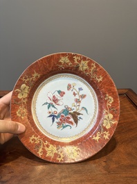 Assiette en porcelaine de Chine famille rose &agrave; bordure faux-bois, Yongzheng/Qianlong