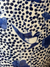 Une paire de pots et un vase en porcelaine de Chine en bleu et blanc, marque de Kangxi, 19&egrave;me