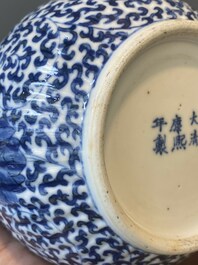 Paire de kendis en porcelaine de Chine bleu et blanc  &agrave; d&eacute;cor de rinceaux de lotus, 19&egrave;me